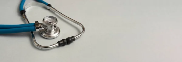 Ιατρικό μινιμαλιστικό πανό με εργαλείο στηθοσκόπιο σε γκρι φόντο με θέση για κείμενο — Φωτογραφία Αρχείου