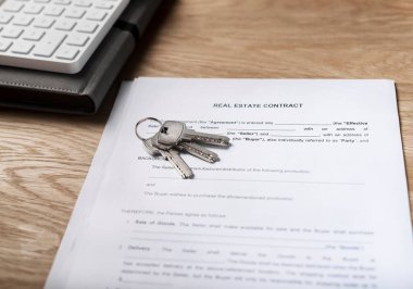 Emlak anahtarları emlak sözleşmesinde ve ipotek belgelerinde yer alıyor.