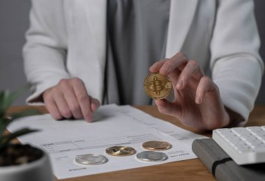 Bitcoin BTC para sembolü kadın iş belgelerini teslim eder. Sözleşme konseptine göre şifreli ödeme