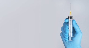 Doktorların elinde eldiven iğnesi olan şırınga. Metin için kopyalama alanı olan tıbbi pankart