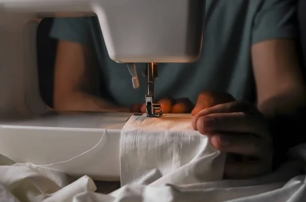 Erkek eller dikiş makinesinde tekstil işliyor. — Stok fotoğraf