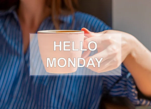 Witam koncepcję poniedziałku. Słowa na filiżance kawy w ręce kobiet — Zdjęcie stockowe