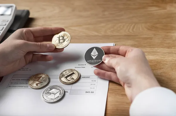 Bitcoin para ve kağıt fatura belgesi. Ticari işlemler kavramında şifreli para ödemeleri