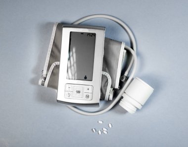 Kan basıncını izlemek ve kontrol etmek için tonometre, kalp sağlığı kontrolü için tıbbi kardiyo aleti ve haplar