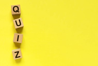 Sınav oyunu, sarı reklam pankartı ve metin için fotokopi alanı. Quizz tanıtım arkaplanı