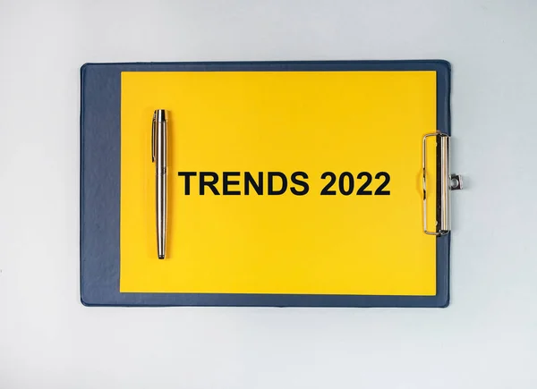 Koncepcja trendów 2022. Tekst na żółty papier — Zdjęcie stockowe