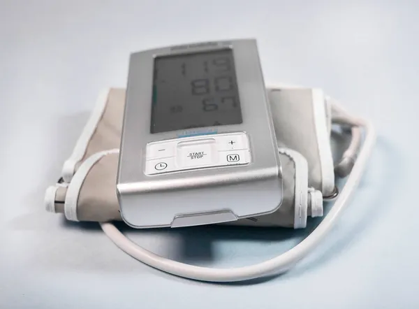 Tonometer para monitoramento e verificação da pressão arterial, ferramenta cardio médica para verificação da saúde do coração — Fotografia de Stock