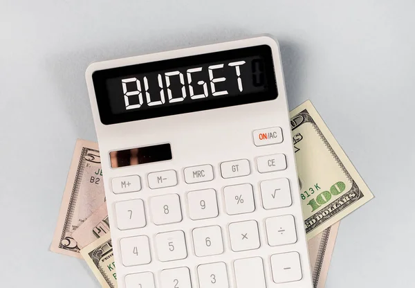 Word budget op calculatir en geld. Financieel concept — Stockfoto