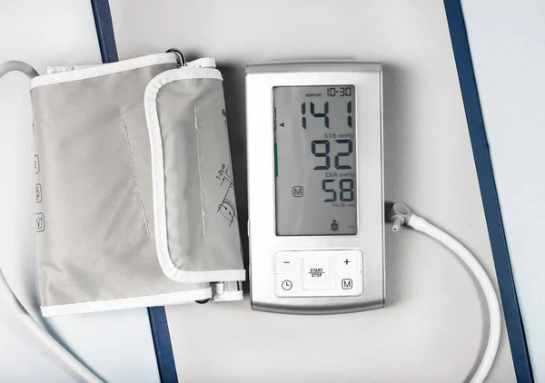 Tonometer para monitoramento e verificação da pressão arterial, ferramenta cardio médica para verificação da saúde do coração com hipertensão — Fotografia de Stock