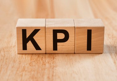 KPI kısaltması, tahta yüzeydeki küp zarlar hakkında kelime