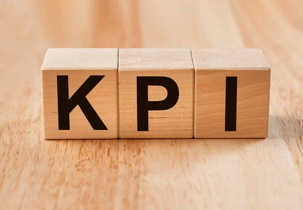 KPI акроним, слово о кубиках куба на поверхности дерева — стоковое фото