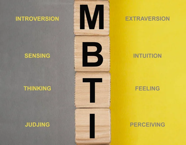 Test MBTI e dei suoi tipi, concetto di dicotomia. Acronimo su cubi — Foto Stock