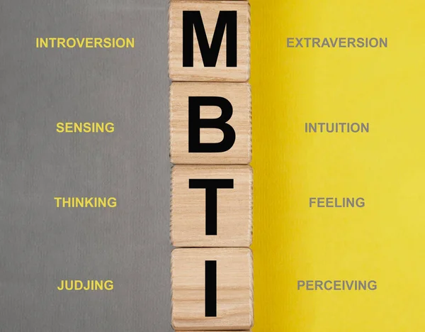 Prueba MBTI y sus tipos, concepto de dicotomías. Acrónimo en cubos —  Fotos de Stock