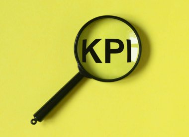 KPI kısaltması, büyüteçle yazılmış bir kelime. Anahtar performans göstergesi araştırması