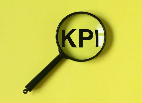 Акроним KPI, слово через лупу. Основные исследования показателей эффективности — стоковое фото