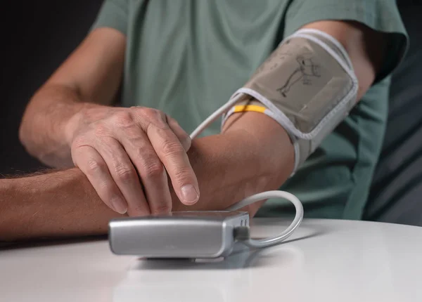 Monitoramento e verificação da pressão arterial por ferramenta moderna para controle de saúde cardíaca — Fotografia de Stock