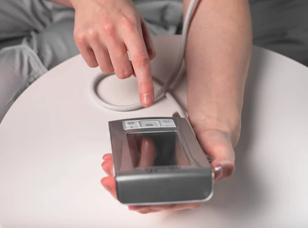 Conceito de medição e monitorização da pressão arterial pelos jovens — Fotografia de Stock