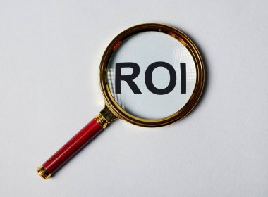 ROI, ahşap arka plandaki tahta küplerle ilgili yatırım metninin iadesi