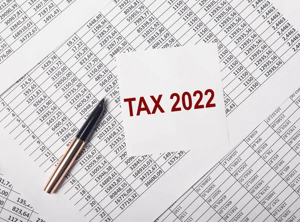 Podatek 2022, system podatkowy. Słowo na żółtym folderze na dokumentach — Zdjęcie stockowe