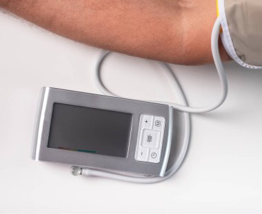 Kan basıncı aracı ve el yakın çekim, üst görünüm