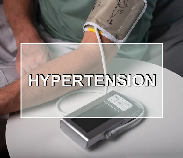 Palavra de hipertensão com tonômetro. Conceito de pressão arterial elevada — Fotografia de Stock