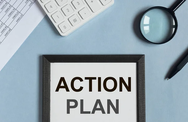Texto del plan de acción sobre papel del cuaderno en el escritorio de oficina —  Fotos de Stock