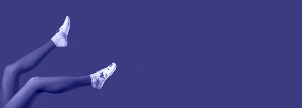 Horizontal veri peri Banner mit Frauenbeinen in violetten Strumpfhosen — Stockfoto