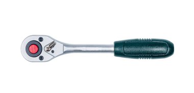 Ratchet anahtarı beyaz arkaplanda izole edilmiş. Metal el aracı