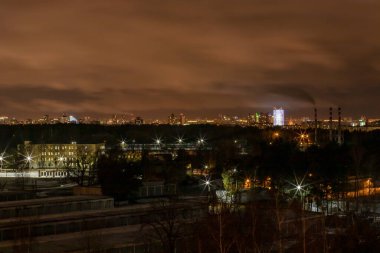 Gece şehir manzarası. Alacakaranlıkta şehirler, binalar, uzaklardan gelen ışıklar