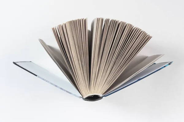 Γυρίζοντας σελίδες ανοιχτού βιβλίου. Έννοια γνωριμίας και ανάγνωσης — Φωτογραφία Αρχείου