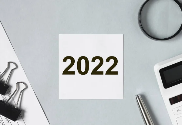 2022 rok na notatce na biurku z papeterią — Zdjęcie stockowe