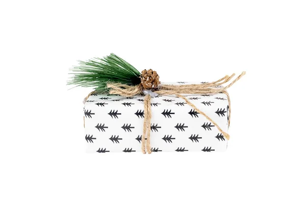 白色背景的圣诞礼品盒。DIY Xmas present with twine, fir branch, cone — 图库照片