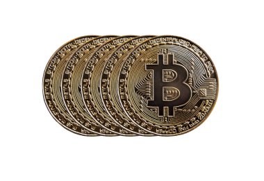 Bitcoin madeni paralar, üst görünüm, beyaz arka planda izole. Birkaç kripto para birimi sembolü