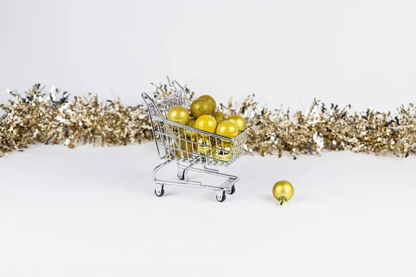 Chariot plein de boules de Noël et composition de moules — Photo