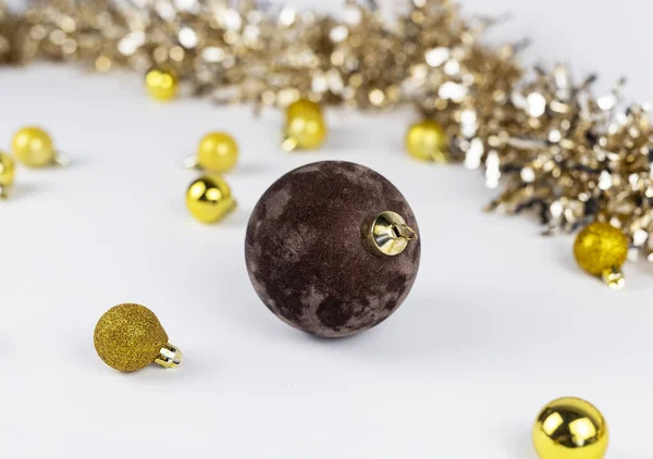 Bola de terciopelo, adorno de Navidad bauble entre Navidad — Foto de Stock