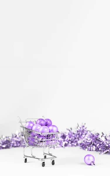 Chariot plein de boules de Noël violettes très péri et composition de moules — Photo