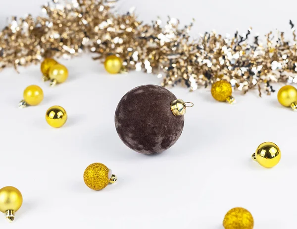 Bola de terciopelo, adorno de Navidad bauble entre Navidad — Foto de Stock