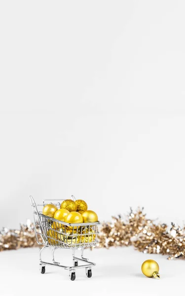 Panier plein de boules de Noël jaunes et composition de moule avec espace de copie — Photo