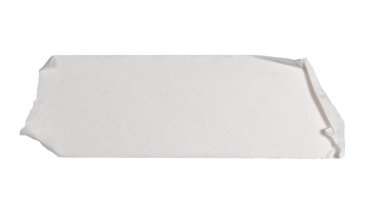 Beyaz bant yırtılmış, yırtılmış, buruşmuş şerit beyaz arka planda izole edilmiş.