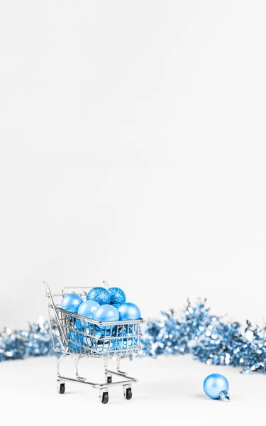 Chariot plein de boules de Noël bleues et composition de moules — Photo