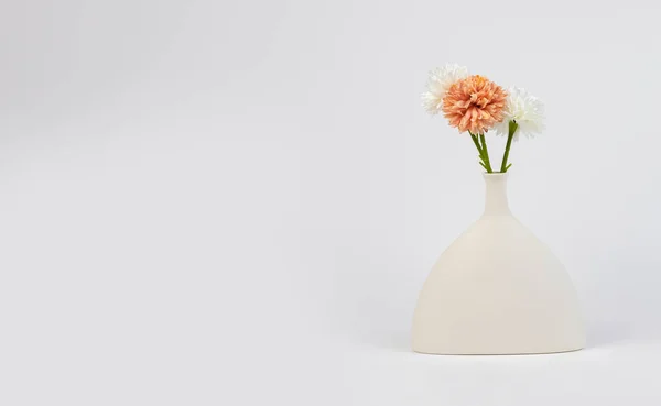 Fleurs dans un vase. Jouet moderne, bouquet floral — Photo