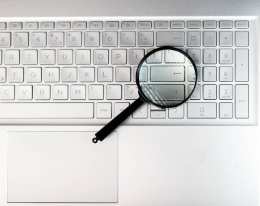 Dizüstü bilgisayarlar büyüteçten geçer. İnternet arama ve anahtar ifade etme kavramı
