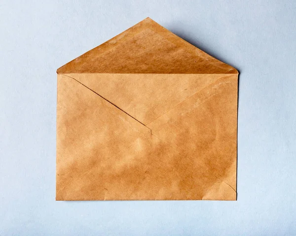 Abra o envelope castanho de artesanato vazio. Conceito de correio de papel — Fotografia de Stock