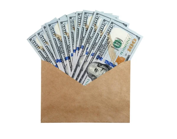 Billetes de cien dólares en sobre de papel artesanal aislado sobre fondo blanco. Dinero americano. —  Fotos de Stock