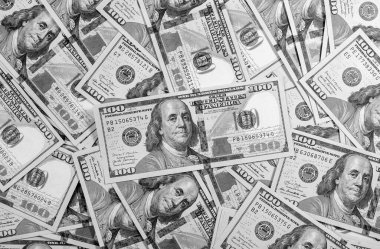 Yüz dolarlık banknotların siyah beyaz arka planı. Amerikan banknotlarının üst görüntüsü. Finans ve yatırım kavramı