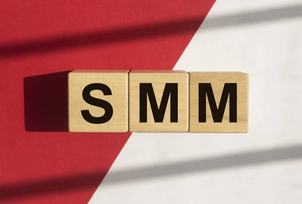 Sigla SMM en dados de madera. Marketing en Redes Sociales — Foto de Stock
