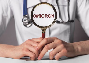 Omicron kelimesi, Corona virüsü. Büyüteçle metin