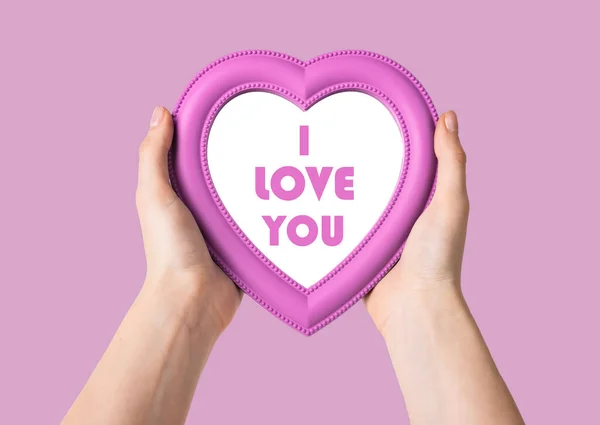 Ik hou van je bericht over roze hart in vrouwenhanden. Valentijnskaart — Stockfoto