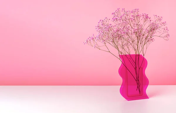 Flores macias em vaso na mesa sobre banner rosa com espaço de cópia para texto — Fotografia de Stock