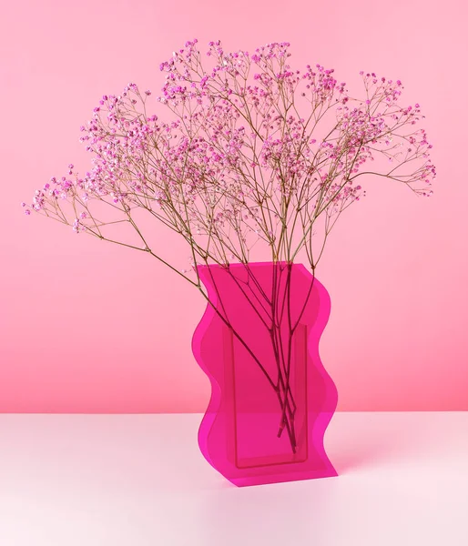 Gedroogde bloemen in roze vaas. Valentijnsdag concept. Mooie tedere bloemen bos aan tafel. Home Bloemendecor — Stockfoto